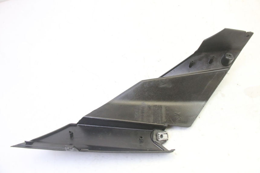 photo de TAPA DEBAJO DEL ASIENTO IZQUIERDO APRILIA SR R 2T LC 50 (2018 - 2021) - Otra perspectiva