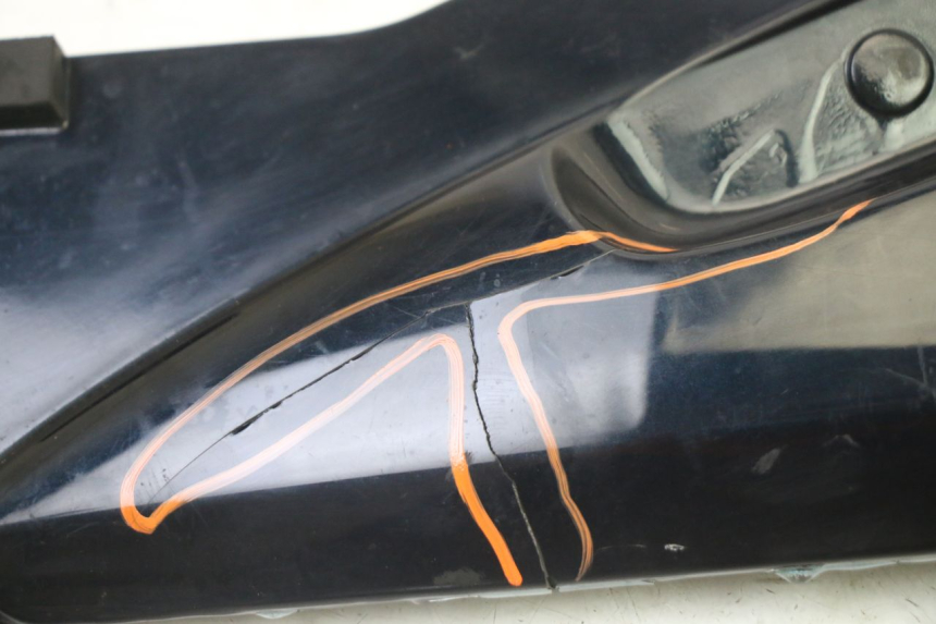 photo de TAPA BAJO ASIENTO IZQUIERDA HONDA ST PAN EUROPEAN 1300 (2002 - 2013) - Detalle de la pieza