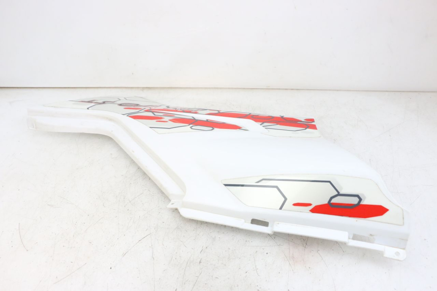 photo de TAPA DEBAJO DEL ASIENTO IZQUIERDO HYTRACK ST 170 (2020 - 2024) - Otra perspectiva