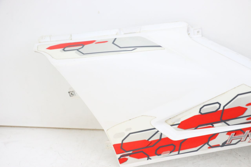 photo de TAPA DEBAJO DEL ASIENTO IZQUIERDO HYTRACK ST 170 (2020 - 2024) - Detalles de los puntos de fijación