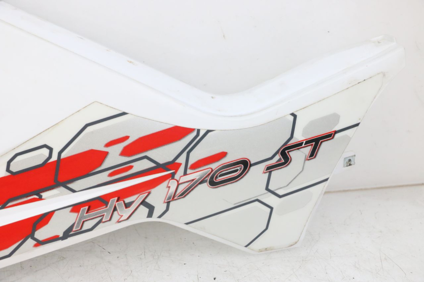 photo de TAPA DEBAJO DEL ASIENTO IZQUIERDO HYTRACK ST 170 (2020 - 2024) - Recambio usado revisado