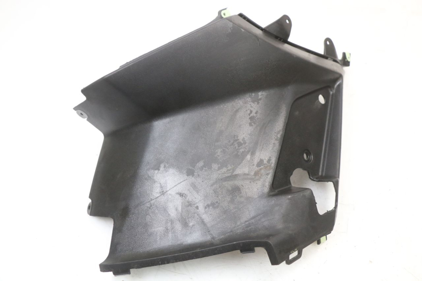 photo de TAPA BAJO ASIENTO IZQUIERDA PEUGEOT STREETZONE I 2T 50 (2018 - 2020) - Detalle de la pieza