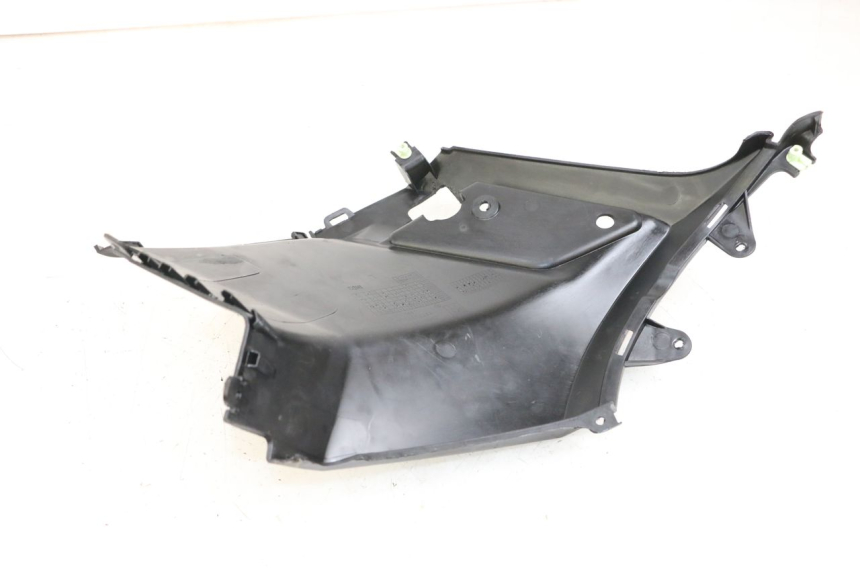 photo de TAPA BAJO ASIENTO IZQUIERDA PEUGEOT STREETZONE I 2T 50 (2018 - 2020) - Detalle de la pieza