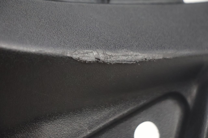 photo de TAPA BAJO ASIENTO IZQUIERDA PEUGEOT STREETZONE NAKED 2T 50 (2014 - 2018) - Detalle de la pieza