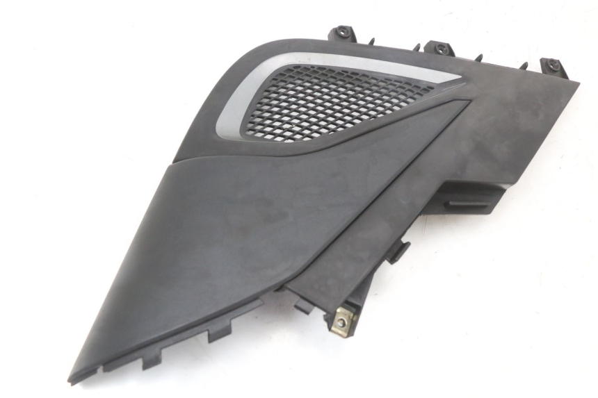photo de TAPA BAJO ASIENTO IZQUIERDA KYMCO SUPER 8 4T 50 (2018 - 2020) - Detalle de la pieza