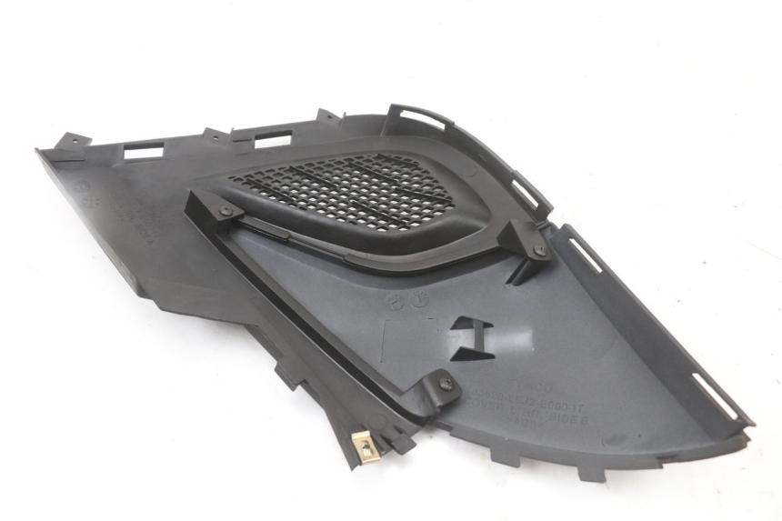 photo de TAPA BAJO ASIENTO IZQUIERDA KYMCO SUPER 8 4T 50 (2018 - 2020) - Otra perspectiva