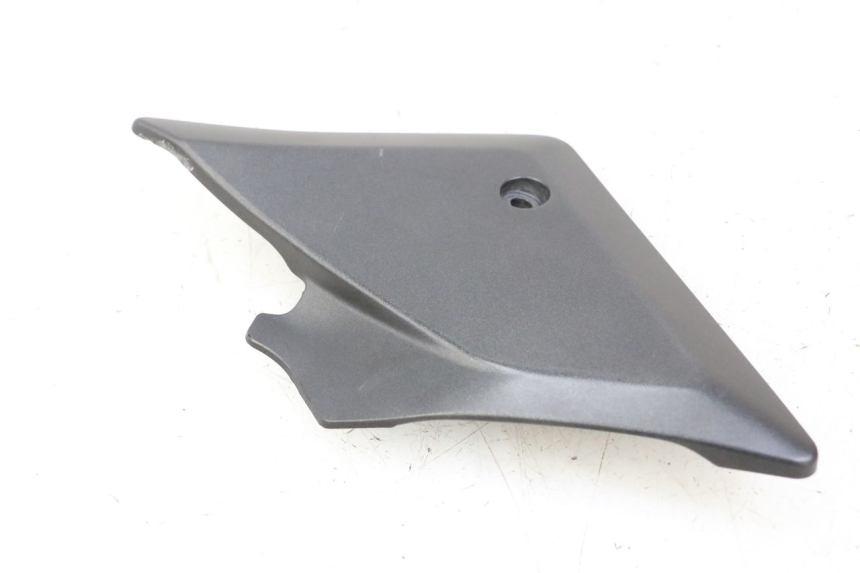 photo de TAPA BAJO ASIENTO IZQUIERDA SUZUKI SV S 650 (2003 - 2009) - Primer plano técnico