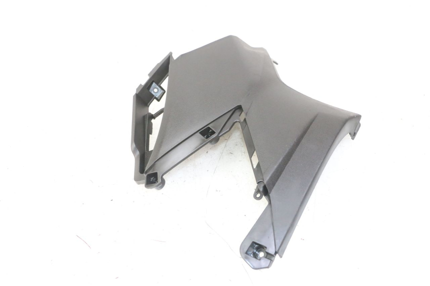 photo de TAPA DEBAJO DEL ASIENTO IZQUIERDO APRILIA SXR 50 (2021 - 2023) - Primer plano técnico