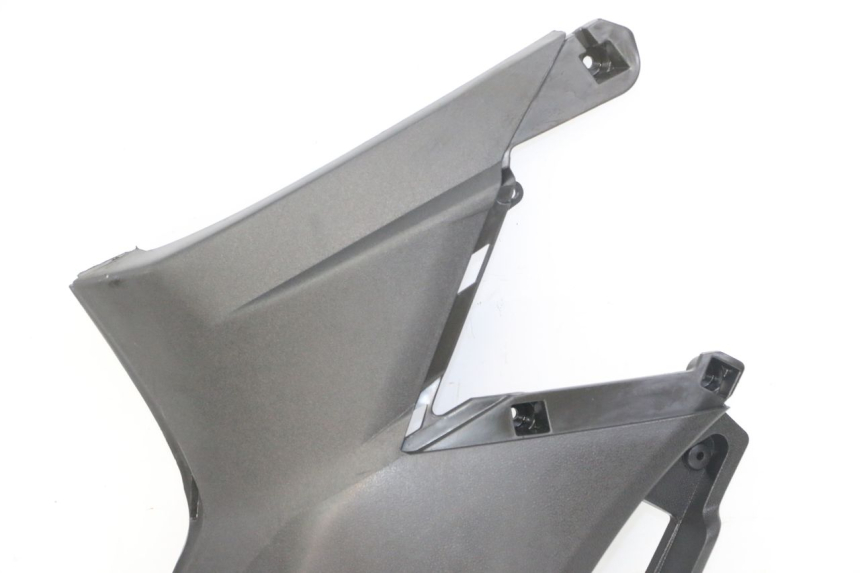 photo de TAPA DEBAJO DEL ASIENTO IZQUIERDO APRILIA SXR 50 (2021 - 2023) - Detalles de los puntos de fijación