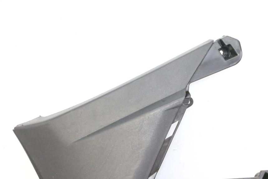 photo de TAPA DEBAJO DEL ASIENTO IZQUIERDO APRILIA SXR 50 (2021 - 2023) - Detalles de los puntos de fijación