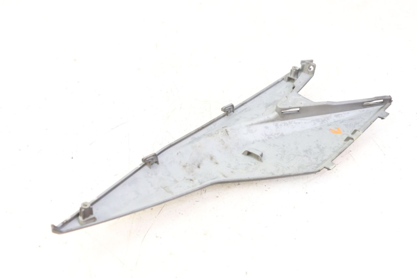 photo de TAPA DEBAJO DEL ASIENTO IZQUIERDO SYM JET 14 4T 50 (2018 - 2022) - Zoom estado de uso