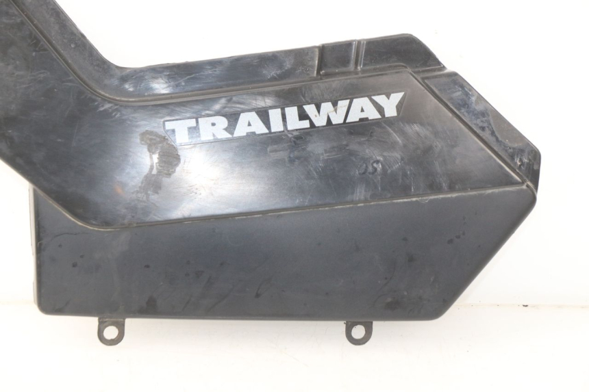 photo de TAPA BAJO ASIENTO IZQUIERDA YAMAHA TW 125 (1998 - 2002) - Primer plano técnico