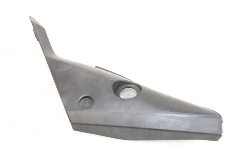 photo de TAPA BAJO ASIENTO IZQUIERDA YAMAHA TZR 50 (2008 - 2016) - Primer plano técnico