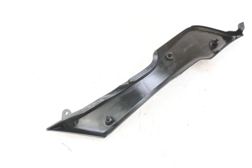 photo de TAPA DEBAJO DEL ASIENTO IZQUIERDO KAWASAKI VERSYS ABS 650 (2015 - 2018) - Zoom estado de uso