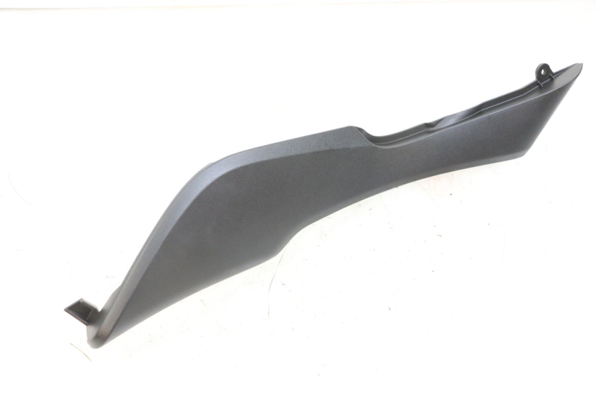 photo de TAPA DEBAJO DEL ASIENTO IZQUIERDO KAWASAKI VERSYS ABS 650 (2015 - 2018) - Primer plano técnico