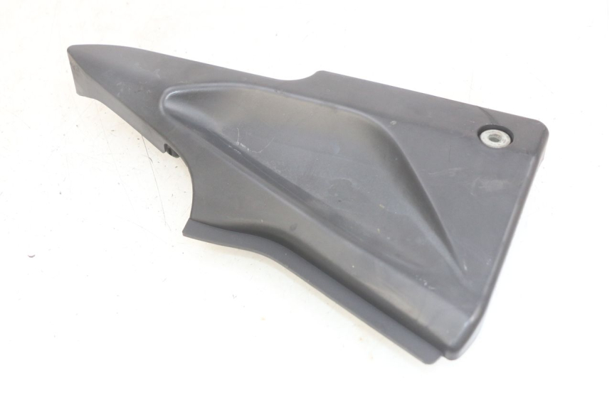 photo de TAPA DEBAJO DEL ASIENTO IZQUIERDO DAELIM VJ ROADWIN FI 125 (2008 - 2017) - Detalle de la pieza