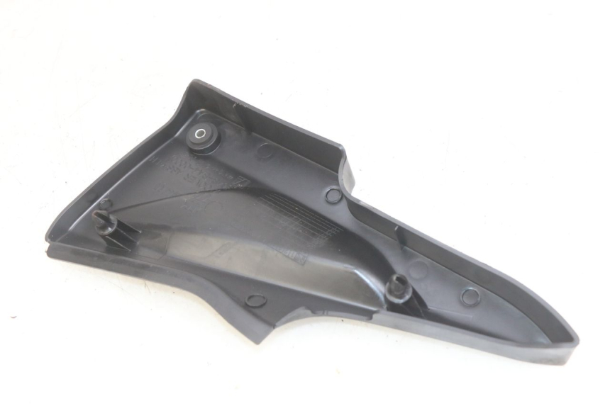 photo de TAPA DEBAJO DEL ASIENTO IZQUIERDO DAELIM VJ ROADWIN FI 125 (2008 - 2017) - Otra perspectiva