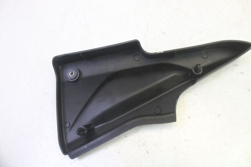 photo de TAPA DEBAJO DEL ASIENTO IZQUIERDO DAELIM VJ ROADWIN FI 125 (2008 - 2017) - Otra perspectiva