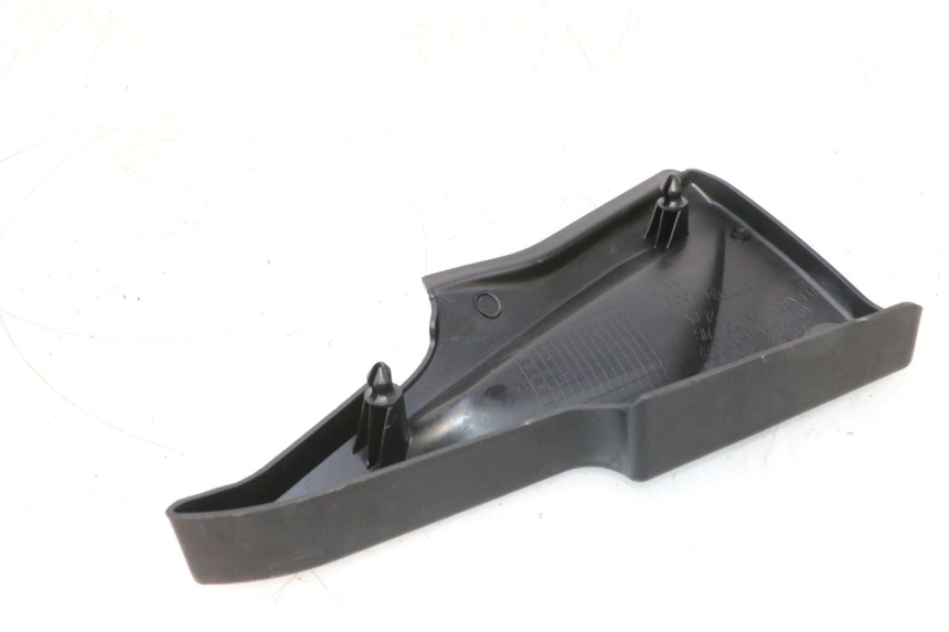 photo de TAPA BAJO ASIENTO IZQUIERDA DAELIM VJ ROADWIN 125 (2004 - 2007) - Primer plano técnico