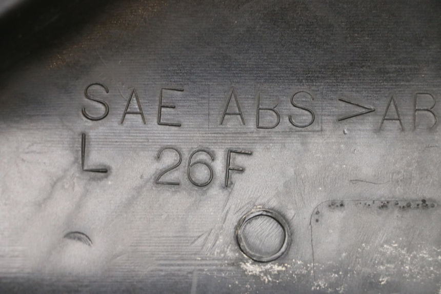 photo de TAPA BAJO ASIENTO IZQUIERDA SUZUKI VL INTRUDER 125 (2004 - 2007) - Detalle de la pieza