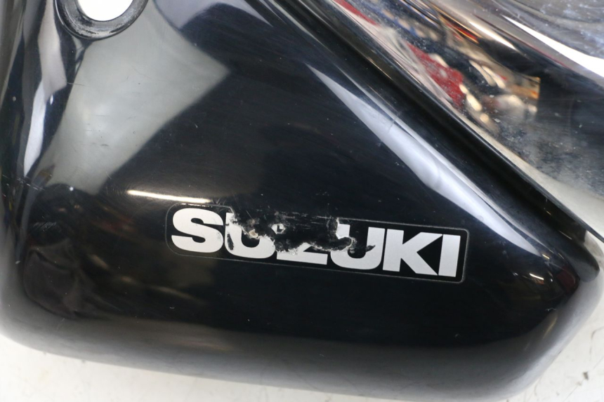 photo de TAPA BAJO ASIENTO IZQUIERDA SUZUKI VL INTRUDER 125 (2004 - 2007) - Otra vista del artículo