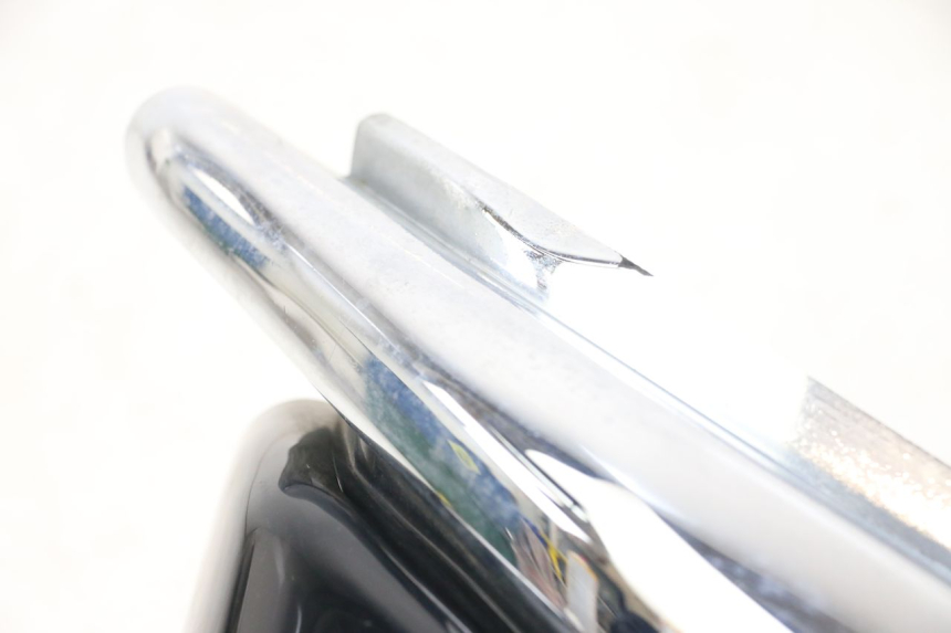 photo de TAPA BAJO ASIENTO IZQUIERDA SUZUKI VL INTRUDER 125 (2004 - 2007) - Zoom sobre los componentes