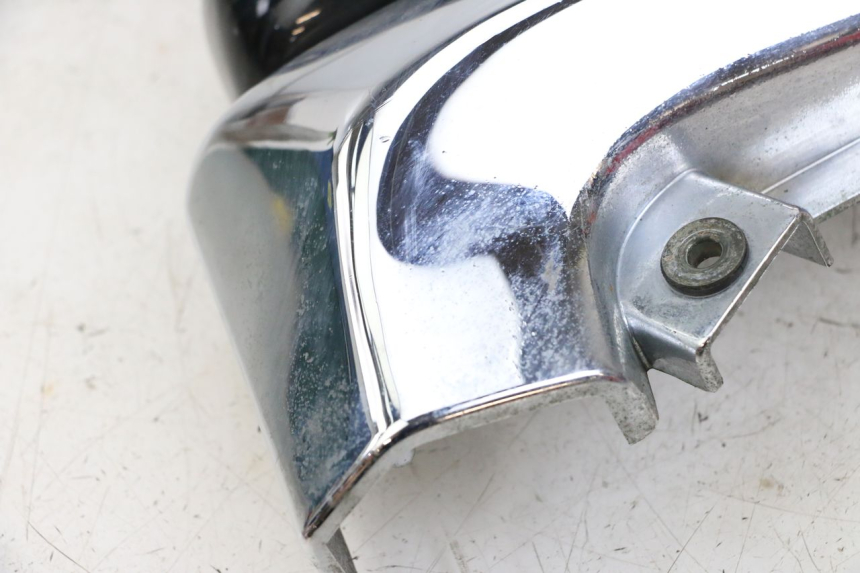 photo de TAPA BAJO ASIENTO IZQUIERDA SUZUKI VL INTRUDER 125 (2004 - 2007) - Primer plano técnico