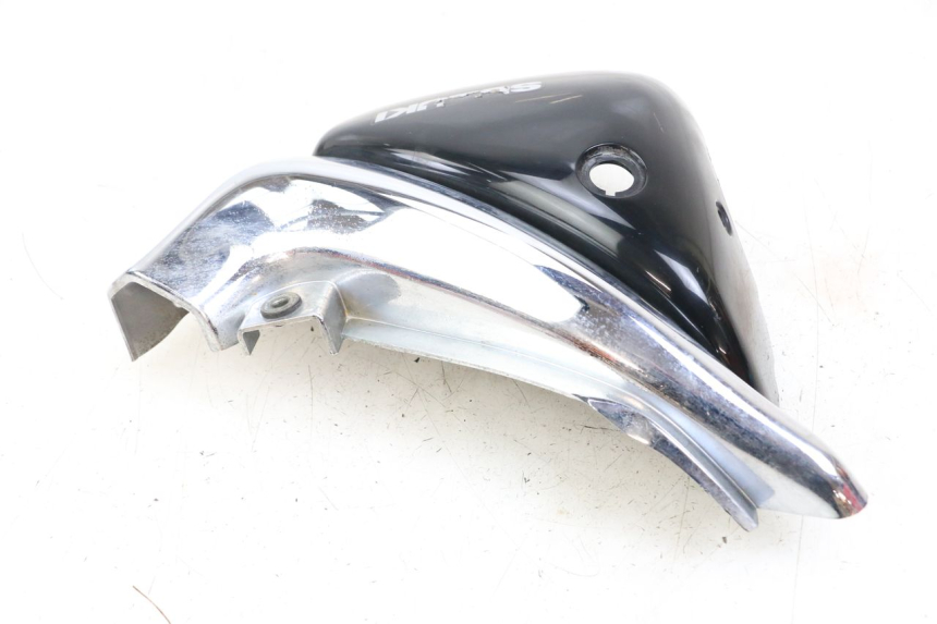 photo de TAPA BAJO ASIENTO IZQUIERDA SUZUKI VL INTRUDER 125 (2004 - 2007) - Marcados y referencias originales