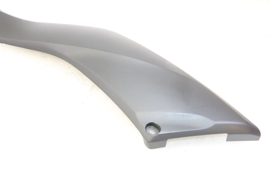 photo de TAPA BAJO ASIENTO IZQUIERDA YAMAHA XMAX X-MAX 125 (2021 - 2025) - Zoom sobre los componentes