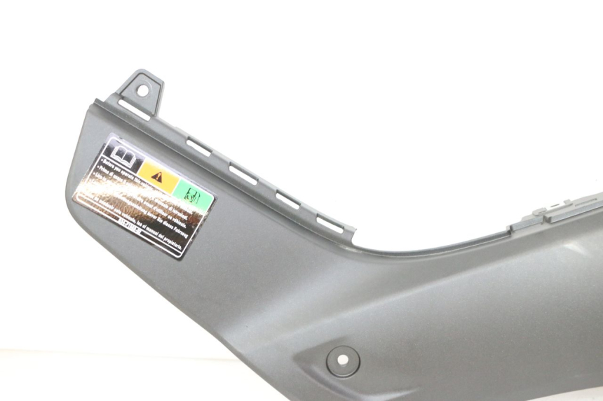 photo de TAPA BAJO ASIENTO IZQUIERDA YAMAHA XMAX X-MAX 125 (2021 - 2025) - Primer plano de alta resolución