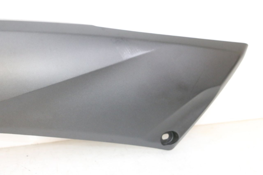 photo de TAPA BAJO ASIENTO IZQUIERDA YAMAHA XMAX X-MAX 125 (2021 - 2025) - Enfoque en la estructura