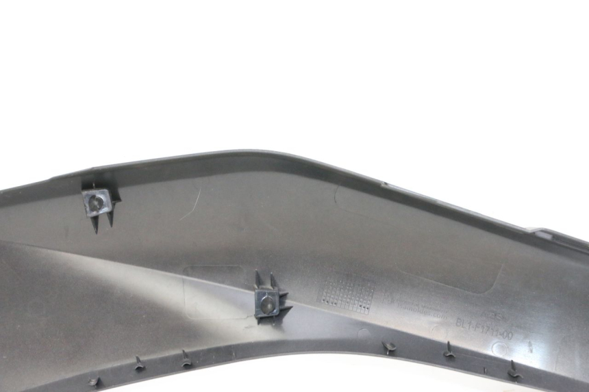 photo de TAPA BAJO ASIENTO IZQUIERDA YAMAHA XMAX X-MAX 125 (2021 - 2025) - Primer plano técnico