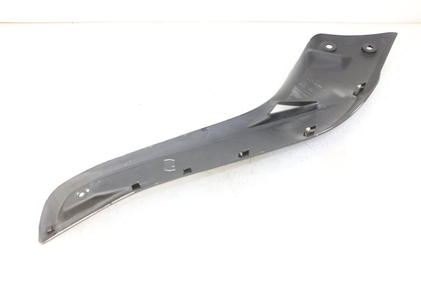 photo de TAPA DEBAJO DEL ASIENTO IZQUIERDO YAMAHA X-MAX XMAX 125 (2010 - 2013) - Primer plano técnico