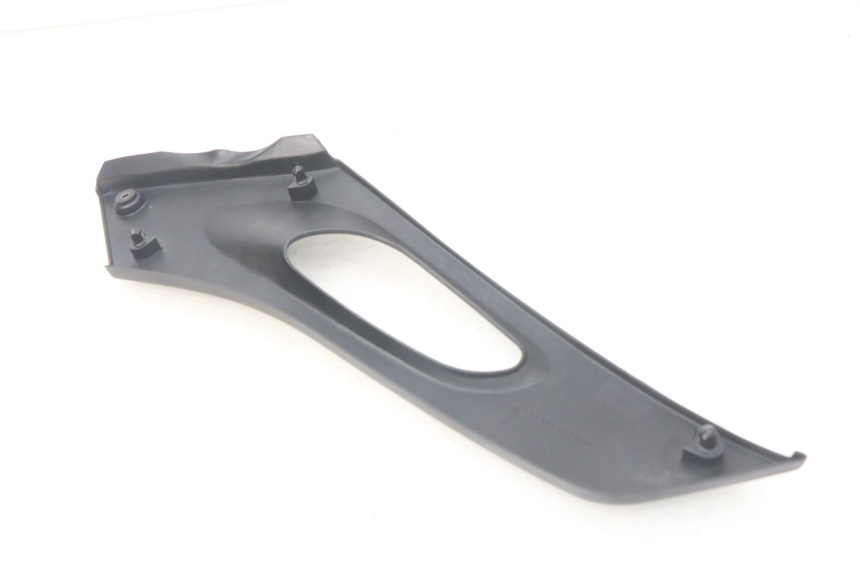 photo de TAPA BAJO EL ASIENTO IZQUIERDO. SUZUKI XF FREEWIND 650 (1997 - 2003) - Detalle de la pieza