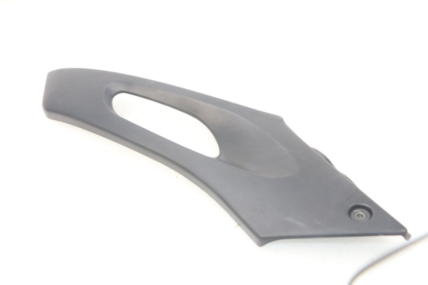 photo de TAPA BAJO EL ASIENTO IZQUIERDO. SUZUKI XF FREEWIND 650 (1997 - 2003) - Primer plano técnico