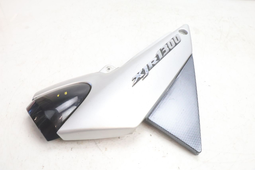 photo de TAPA BAJO ASIENTO IZQUIERDA YAMAHA XJR 1300 (1998 - 2002) - Otra perspectiva