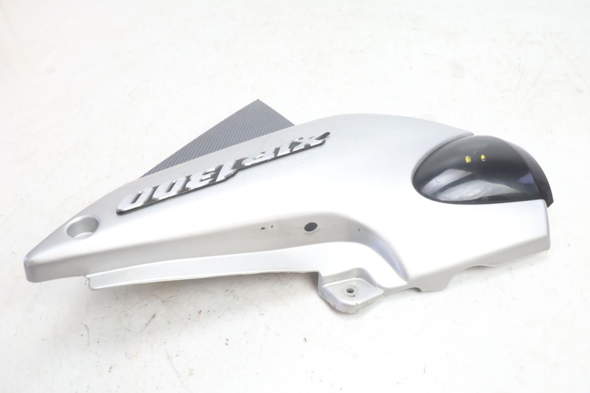photo de TAPA BAJO ASIENTO IZQUIERDA YAMAHA XJR 1300 (1998 - 2002) - Primer plano técnico