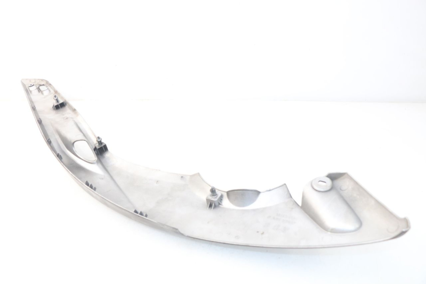 photo de TAPA DEBAJO DEL ASIENTO IZQUIERDO YAMAHA XP T-MAX TMAX ABS 500 (2004 - 2007) - Primer plano técnico