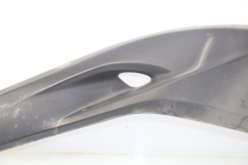 photo de TAPA DEBAJO DEL ASIENTO IZQUIERDO YAMAHA XP T-MAX TMAX ABS 500 (2004 - 2007) - Marcados y referencias originales