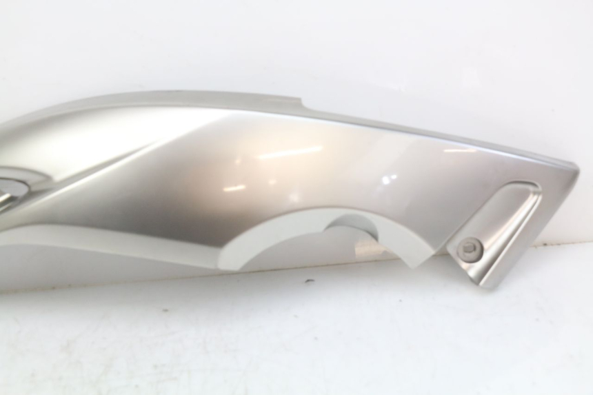 photo de TAPA BAJO ASIENTO IZQUIERDA YAMAHA XP T-MAX TMAX 500 (2004 - 2007) - Primer plano técnico