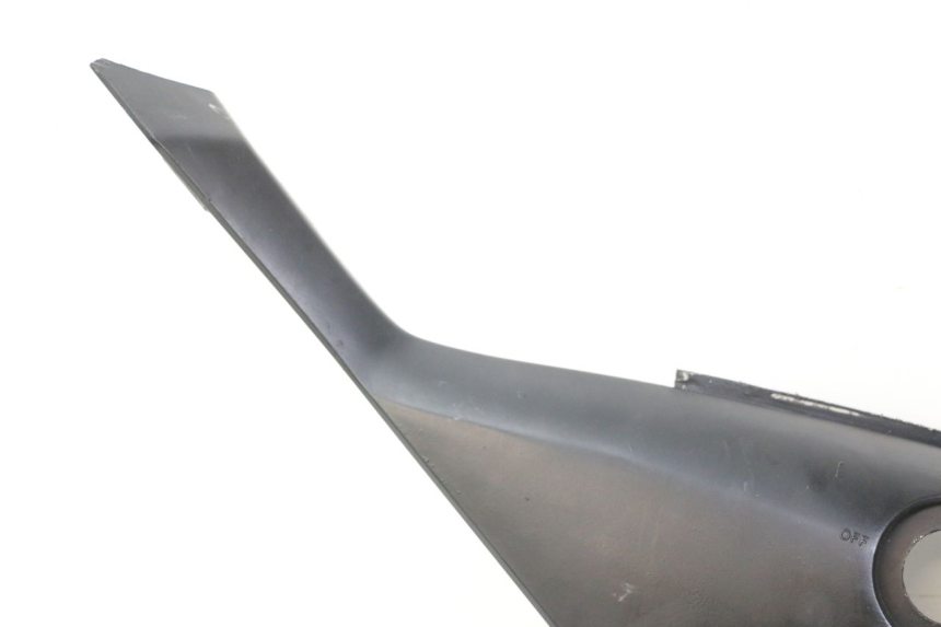photo de TAPA BAJO ASIENTO IZQUIERDA YAMAHA TZR 50 (2008 - 2016) - Primer plano técnico
