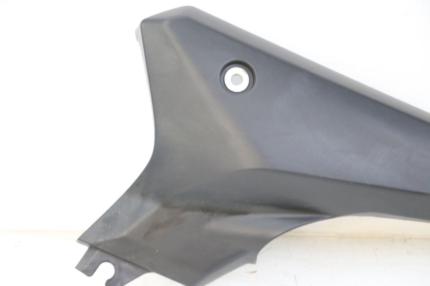 photo de TAPA BAJO ASIENTO IZQUIERDA YAMAHA XJ6 600 (2008 - 2016) - Primer plano técnico