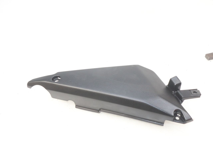 photo de TAPA DEBAJO DEL ASIENTO IZQUIERDO KAWASAKI Z 650 (2016 - 2019) - Primer plano técnico