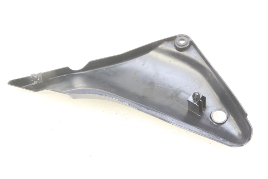 photo de TAPA DEBAJO DEL ASIENTO IZQUIERDO KAWASAKI ZEPHYR 1100 ( - 1995) - Primer plano técnico