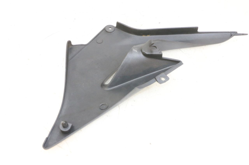 photo de TAPA BAJO ASIENTO IZQUIERDA KAWASAKI ZR 7 750 (1999 - 2004) - Primer plano técnico