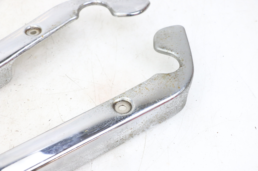 photo de TAPA BAJO ASIENTO SUZUKI GZ MARAUDER 125 (1998 - 2004) - Primer plano técnico