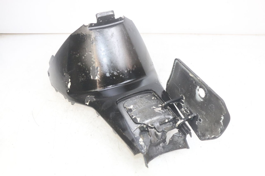 photo de TAPA DEBAJO DEL ASIENTO SYM JET SPORT XR 50 (2006 - 2015) - Primer plano técnico