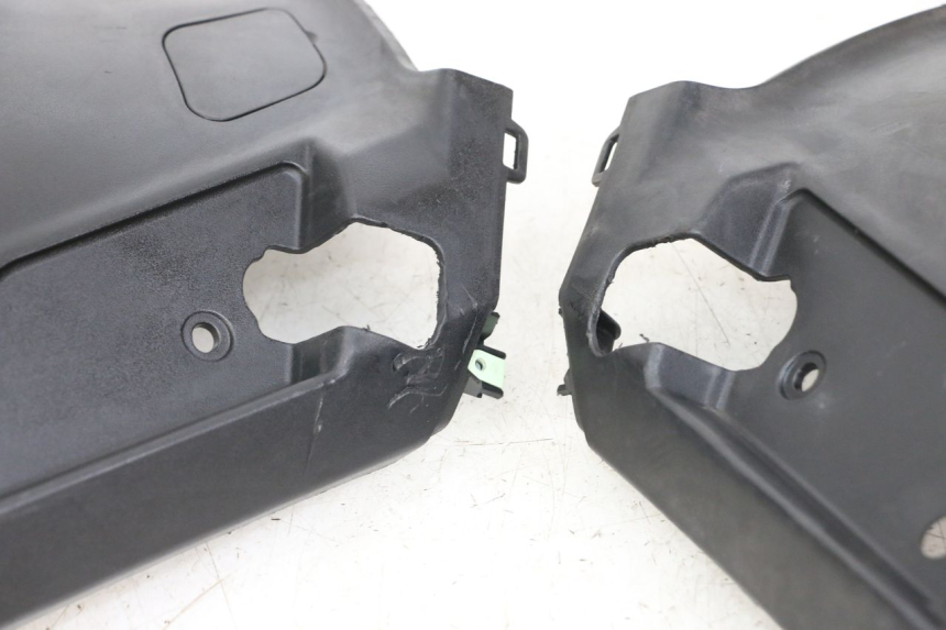 photo de TAPA BAJO ASIENTO PEUGEOT KISBEE 2T 50 (2018 - 2022) - Primer plano técnico