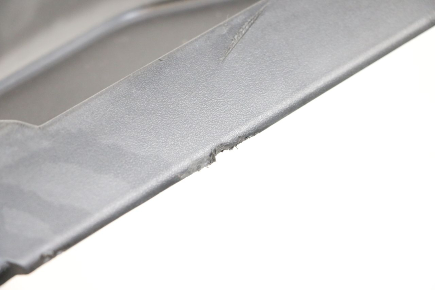 photo de TAPA DEBAJO DEL ASIENTO PEUGEOT KISBEE 4T 50 (2018 - 2022) - Otra perspectiva