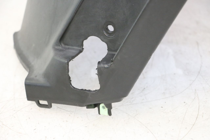 photo de TAPA BAJO ASIENTO PEUGEOT KISBEE 4T 50 (2023 - 2026) - Primer plano de alta resolución